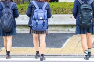 女子高生も大変だ...高校生が大きいリュックを背負っている理由に超納得！！