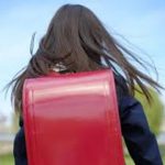 ランドセルを背負った女の子に75歳の女性が声をかけたときの少女の行動に考えさせられる...