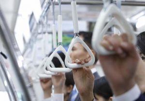 電車で小さな男の子に席を譲ったときの男の子のママへの言葉に心温まる...