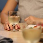 外で飲むと大丈夫なのに家で飲むと1杯だけで酔っぱらってしまう理由に超納得!!
