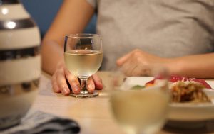 外で飲むと大丈夫なのに家で飲むと１杯だけで酔っぱらってしまう理由に超納得！！