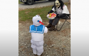 マシュマロマンに仮装してモンスターを脅かそうと奮闘する女の子が可愛すぎるｗ