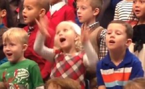 ある少女が両親のために合唱でひとりだけ違う振り付けをした理由に涙があふれる...