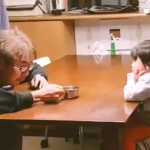 じいちゃんと孫の ”音を立てずに鍋をそっと置くゲーム”の動画に心が和む