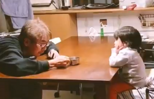 じいちゃんと孫の ”音を立てずに鍋をそっと置くゲーム”の動画に心が和む