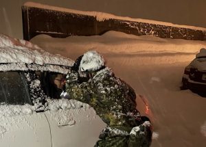 大雪で立ち往生している車両を救助するために６km歩いて来た自衛隊が最初に言った言葉に超感動！！