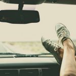 ドライブ中にダッシュボードに足を乗せることで引き起こされた恐ろしい結末とは...