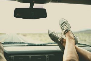ドライブ中にダッシュボードに足を乗せることで引き起こされた恐ろしい結末とは...