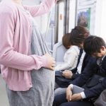 妊婦マークをチラ見して電車のドアが開いた瞬間急いで席をとったオジサンのその後の行動が...