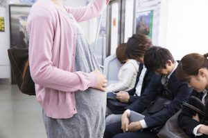 妊婦マークをチラ見して電車のドアが開いた瞬間急いで席をとったオジサンのその後の行動が...