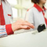 スーパーでレジの店員さんが突然しゃがみ込んだ理由に考えあさせられる...