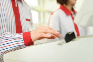 スーパーでレジの店員さんが突然しゃがみ込んだ理由に考えあさせられる...