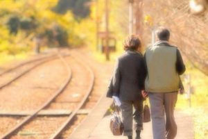 電車で老夫婦に席を譲ろうとして断られた理由が素敵すぎる！！