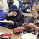 震災後に涙を流しながら豚汁やおにぎりを食べる姿に涙があふれる...