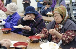 震災後に涙を流しながら豚汁やおにぎりを食べる姿に涙があふれる...