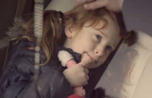 里親に引き取られた少女が幸せに暮らす日々からのラストシーンに涙があふれる...