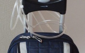 病気の男性が引く酸素ボンベを蹴った女性へ綴った相方からの怒りの訴えに胸が痛める...