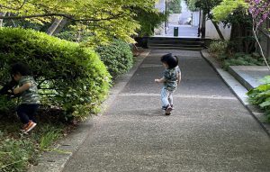 迷彩柄の服を子どもに着させて外遊びは馴染んで危ないって本当？！
