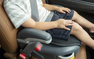 子どもをチャイルドシートに座ってくれるようにした警察官の粋な対応に称賛の嵐！！