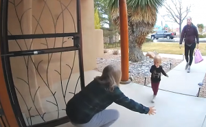 おばあちゃんと孫の素敵なハグシーンのはずがまさかの展開に...w