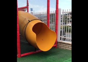 滑り台を滑ってくる娘を撮影しようとカメラを構えていたときの予想外の展開に超爆笑！！！