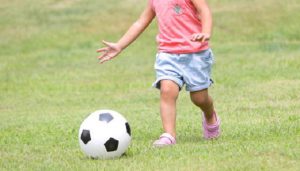 公園で子どもの蹴ったボールが目の前に転がってきたので拾ってあげようとしたら...