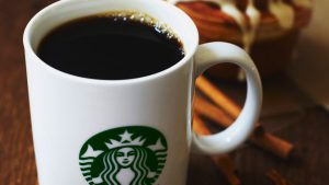 スタバで赤ちゃんが泣き出し帰り支度を始めた母親に声をかけたら...