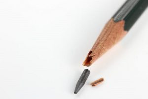 小３の女の子がクラスの男子に鉛筆を刺されたエピソードに胸を痛める...