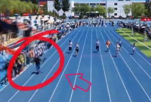 ４キロのカメラを持ちながらスプリンターより速く走るカメラマンが凄すぎる！！