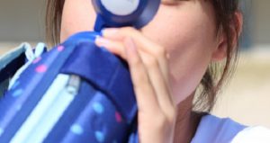 小学校から登下校中の水分補給を禁止すると言われたことに対しての６歳の息子の返答が...