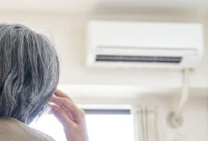 「エアコン嫌いで...」と暑い部屋でも高齢者がエアコンをつけない本当の理由は...
