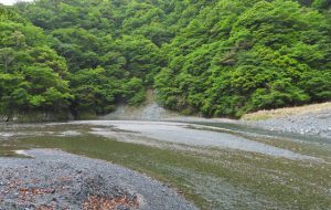 【この時期に川で遊ぶ奴らへ】川で遊ぶときにこうなったら逃げるべし...