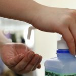 病院でおじさんがアレルギーの息子に消毒液を噴射したエピソードにゾッとする...