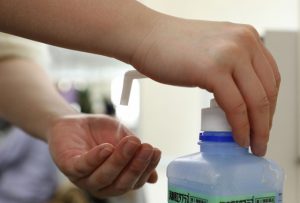 病院でおじさんがアレルギーの息子に消毒液を噴射したエピソードにゾッとする...