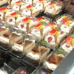 【砂糖のサンタさんがにっこり笑ってる】売れ残ったクリスマスケーキについて考えさせられる...