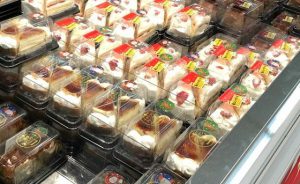 【砂糖のサンタさんがにっこり笑ってる】売れ残ったクリスマスケーキについて考えさせられる...